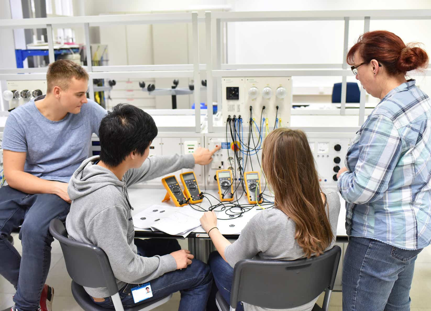 Schüler beim Testen einer elektrischen Anlage